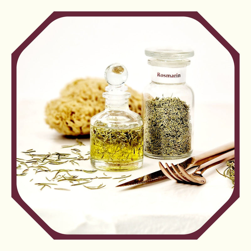 Rosmarin im Glas neben einer Flasche Rosmarinöl, einem Naturschwamm, Rosmarinnadeln, Besteck