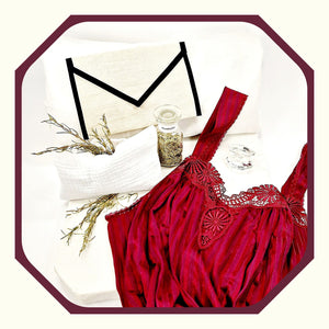 Rosmarin im Glas neben einer selbstgenähten Kräutertasche, Inlett einer Kräutertasche gefüllt mit Rosmarin, Rosmarinnadeln, rotes Nachthemd, Deko-Muschel