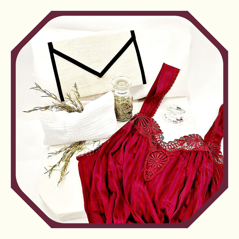 Rosmarin im Glas neben einer selbstgenähten Kräutertasche, Inlett einer Kräutertasche gefüllt mit Rosmarin, Rosmarinnadeln, rotes Nachthemd, Deko-Muschel